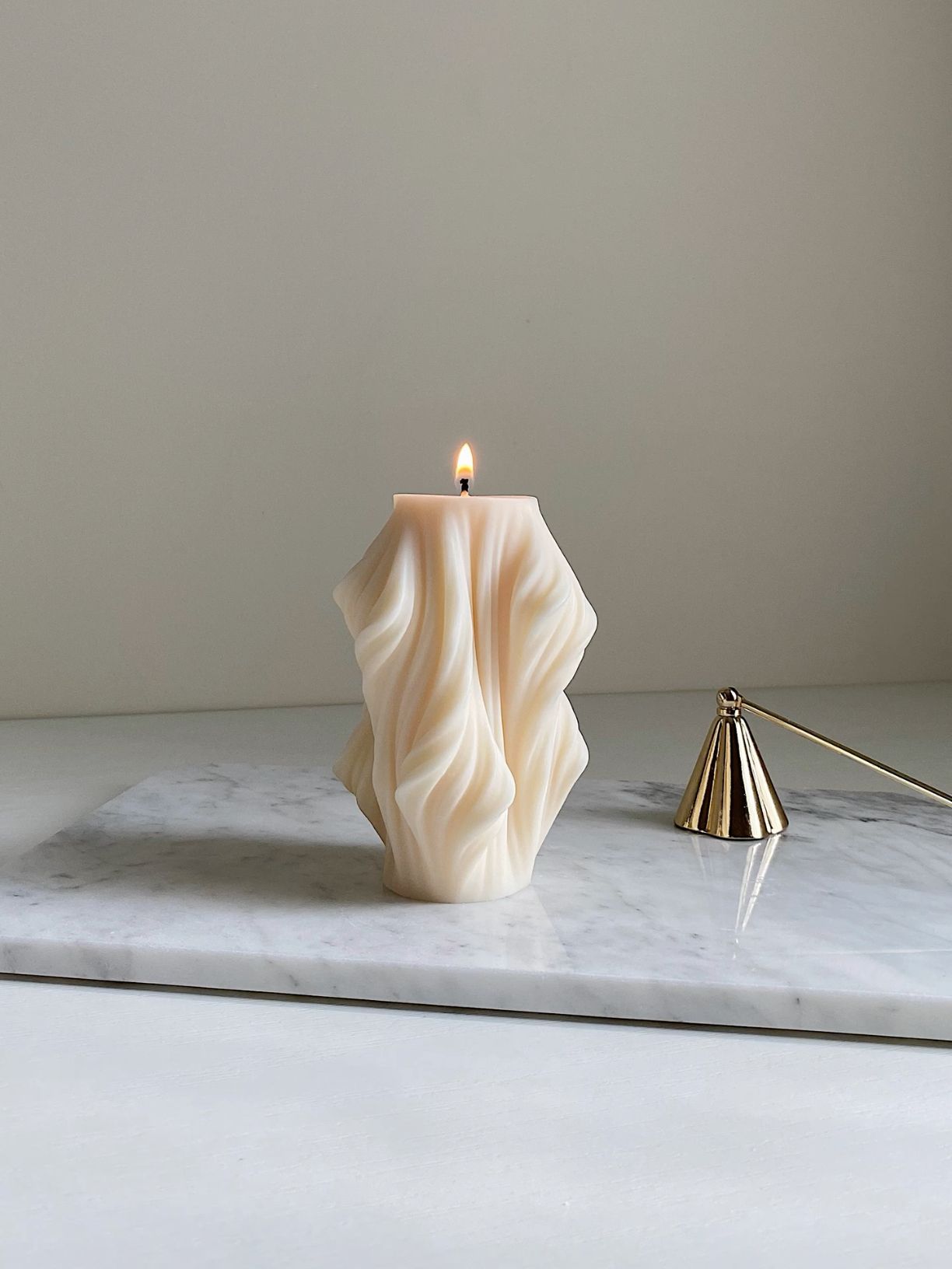CANDLE El Yapımı Kokusuz Burgu Desenli 10*10cm- Dalga Desenli Dekoratif Mum 15*10cm– Kırık Beyaz