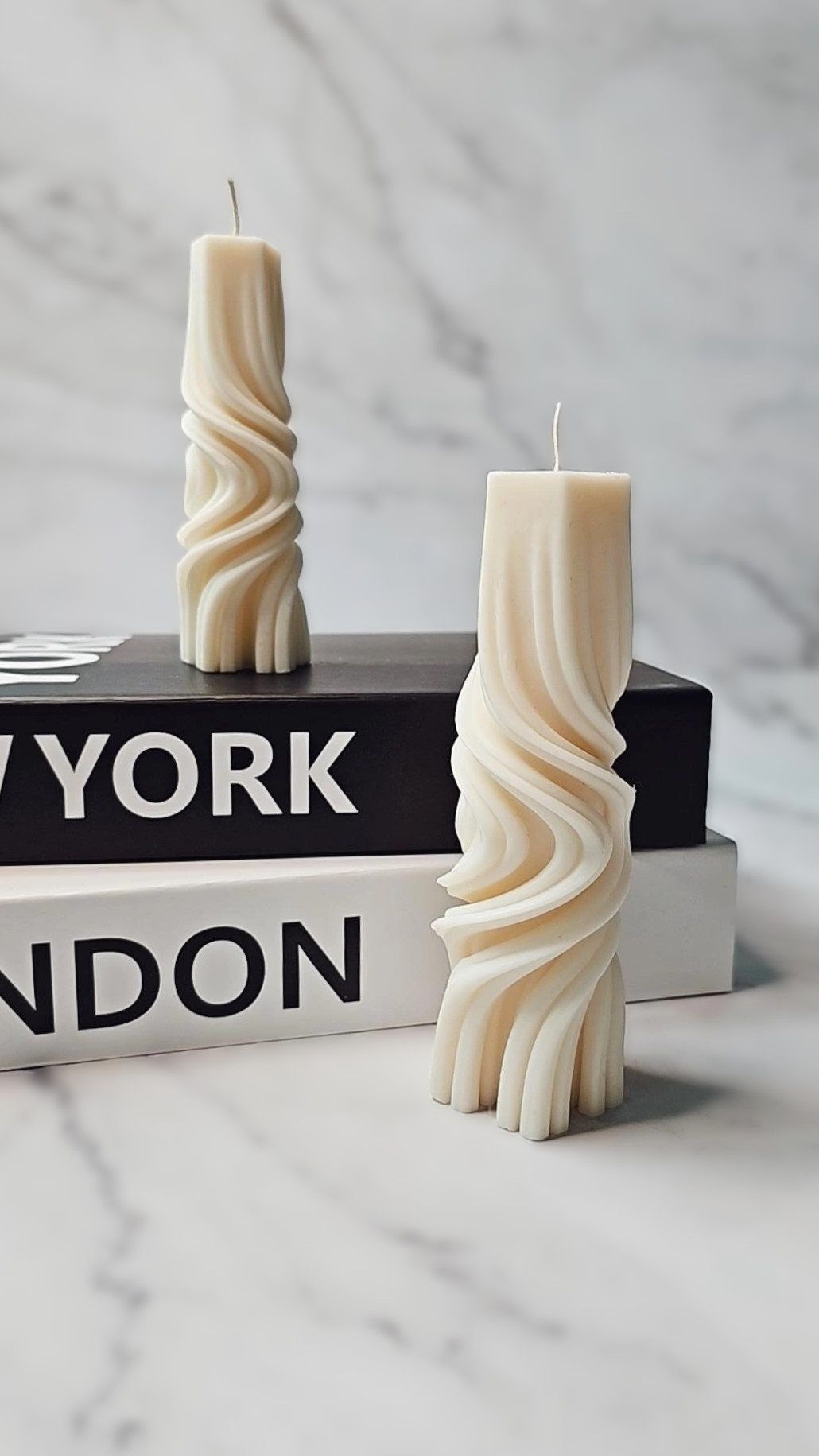 LUMIERI CANDLE El Yapımı Kokusuz Dalga Desenli Dekoratif Kalıp Mum – Beyaz -20*7