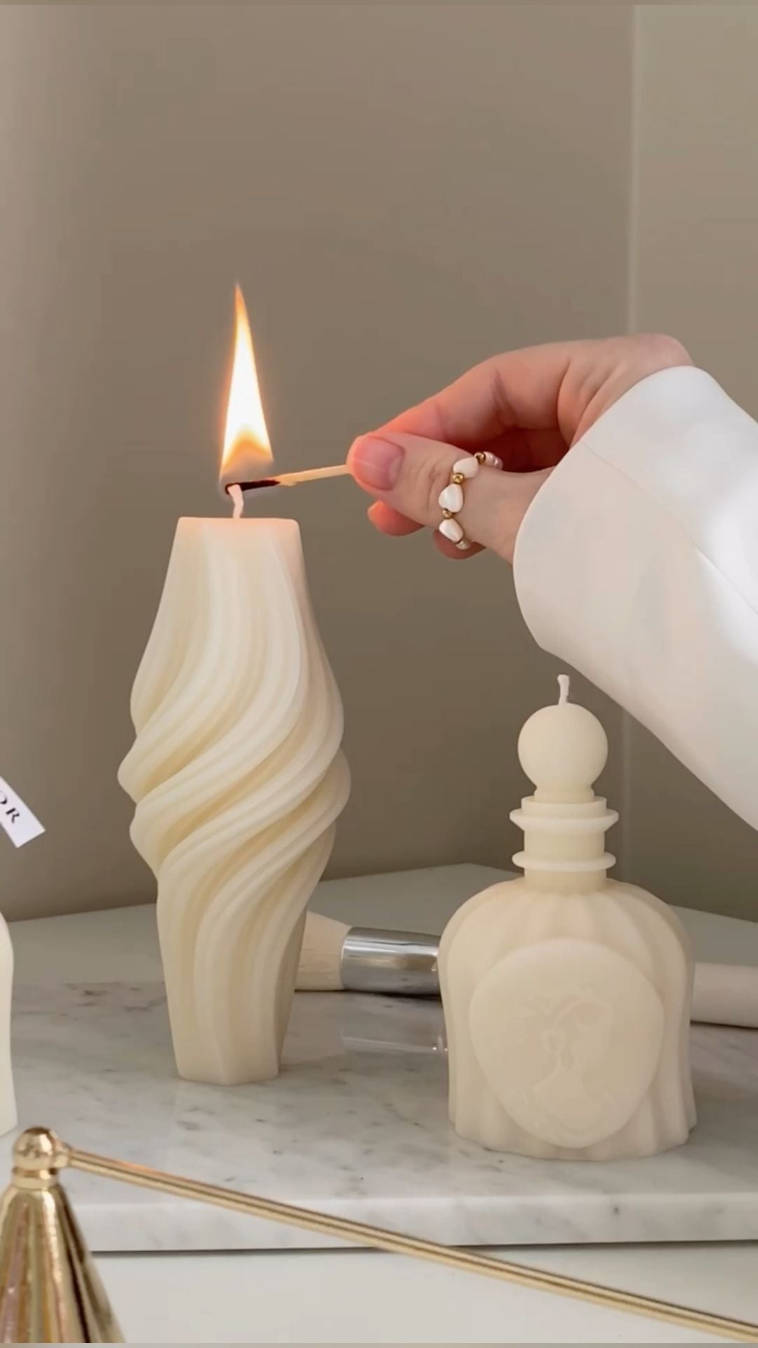 CANDLE El Yapımı Kokusuz Dalga Desenli Dekoratif Mum - Burgulu Vazo Dekoratif Mum