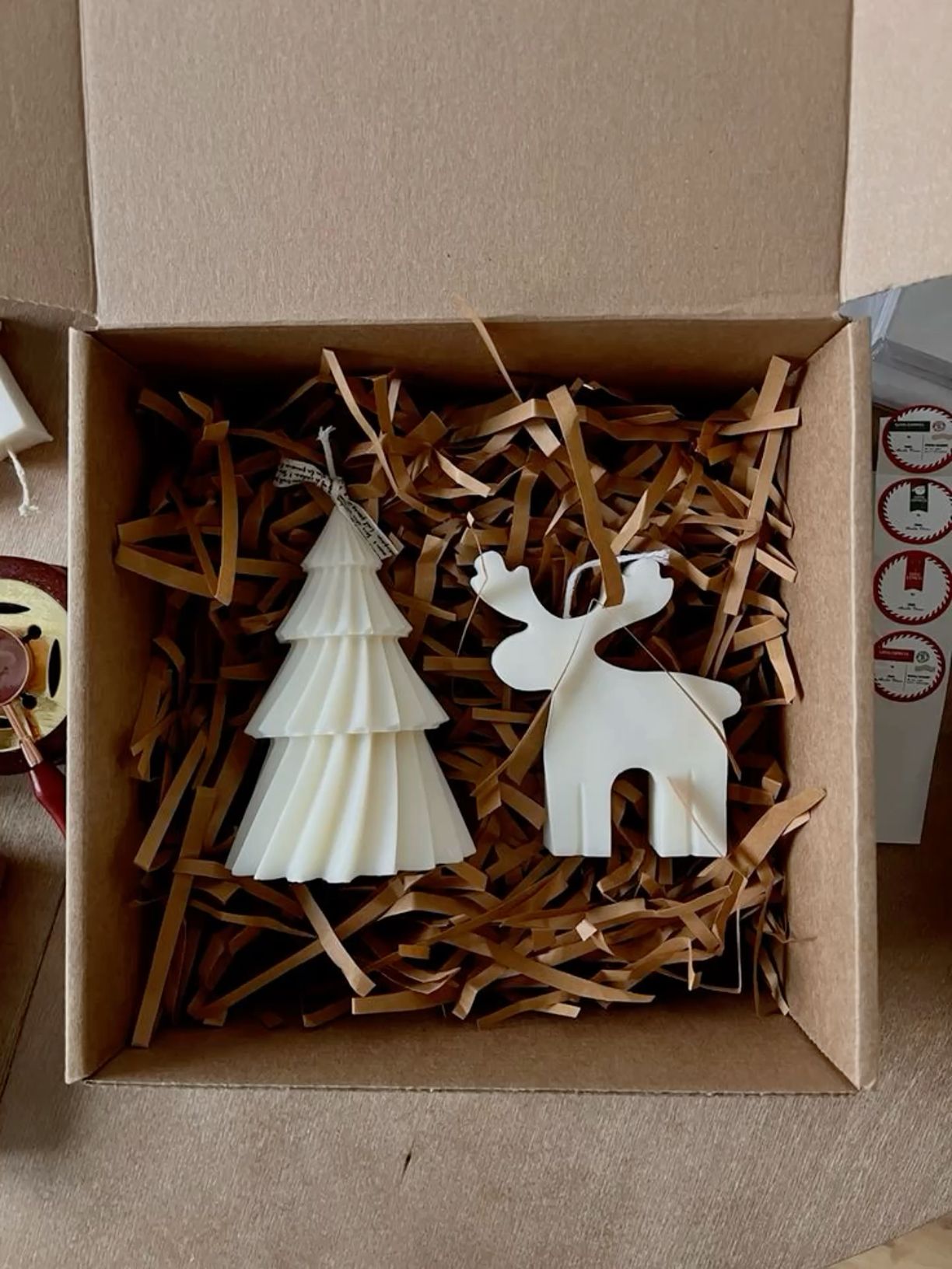 CANDLE El Yapımı Yılbaşı Çam Ağacı ve Geyik Figürlü Mum Seti – 2’li | Soya Wax| Kış Koleksiy-Vanilya kokuluonu 10*2.5Cm