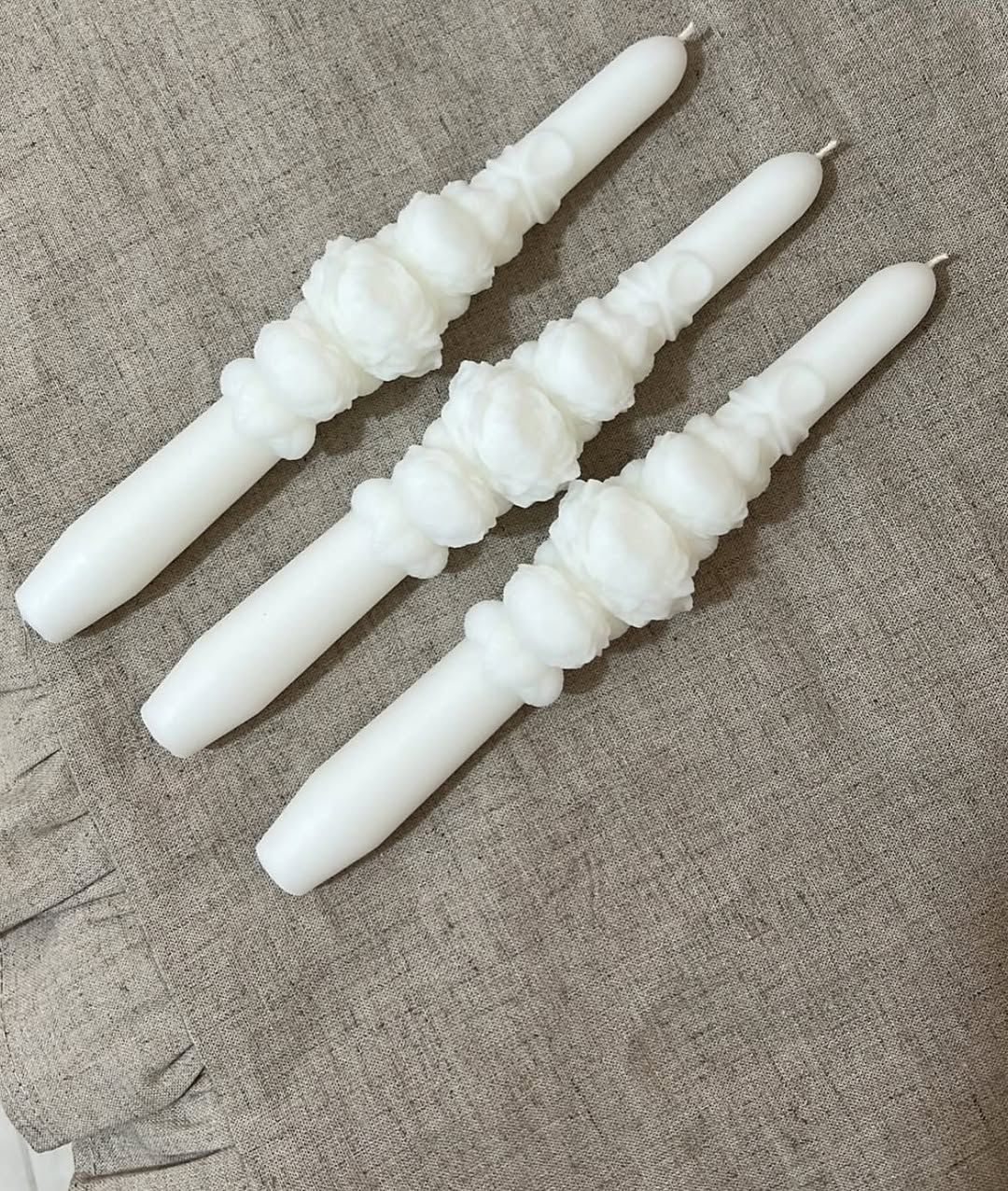 CANDLE El Yapımı Gül Desenli Dekoratif Soya Wax Mum – Kabartmalı Şamdanlık Mum Beyaz – 2’li 18 cm Vanilya kokulu