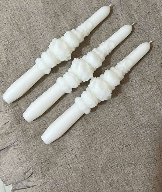 CANDLE El Yapımı Gül Desenli Dekoratif Soya Wax Mum – Kabartmalı Şamdanlık Mum Beyaz – 2’li 18 cm Vanilya kokulu