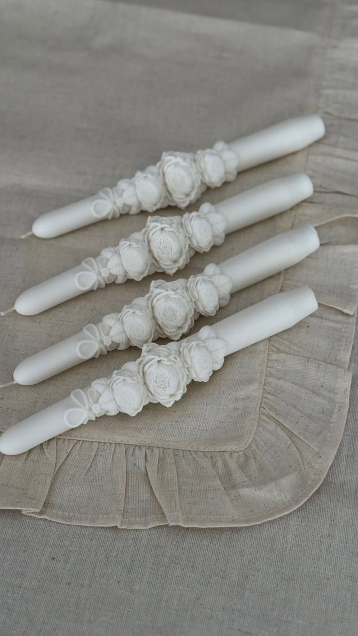 CANDLE El Yapımı Gül Desenli Dekoratif Soya Wax Mum – Kabartmalı Şamdanlık Mum Beyaz – 2’li 18 cm Vanilya kokulu