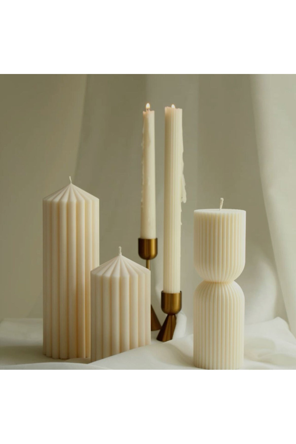 LUMIERI CANDLE El Yapımı Kokusuz Çokgen Uzun Desenli Dekoratif Kalıp Mum– Kırık Beyaz -10*5