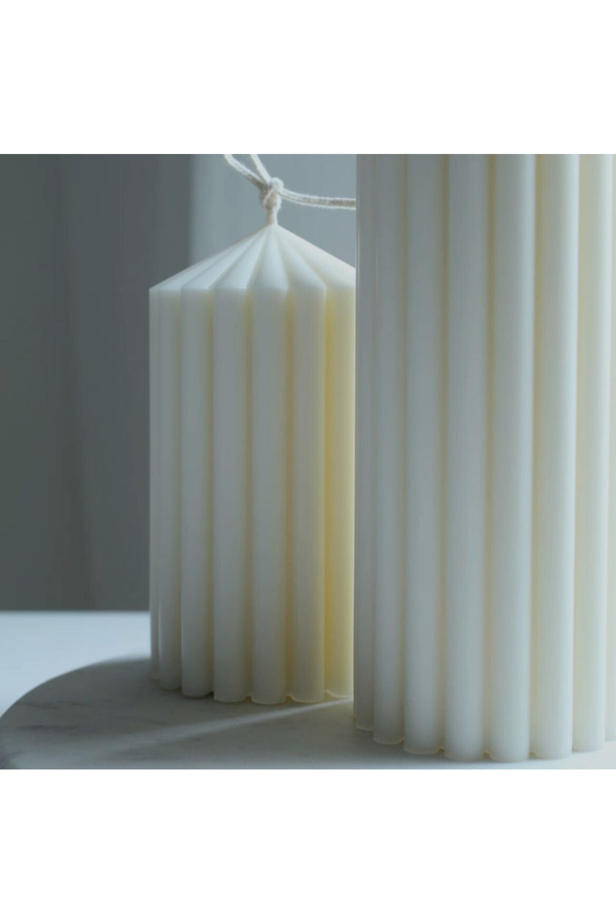 LUMIERI CANDLE El Yapımı Kokusuz Çokgen Uzun Desenli Dekoratif Kalıp Mum– Kırık Beyaz -10*5