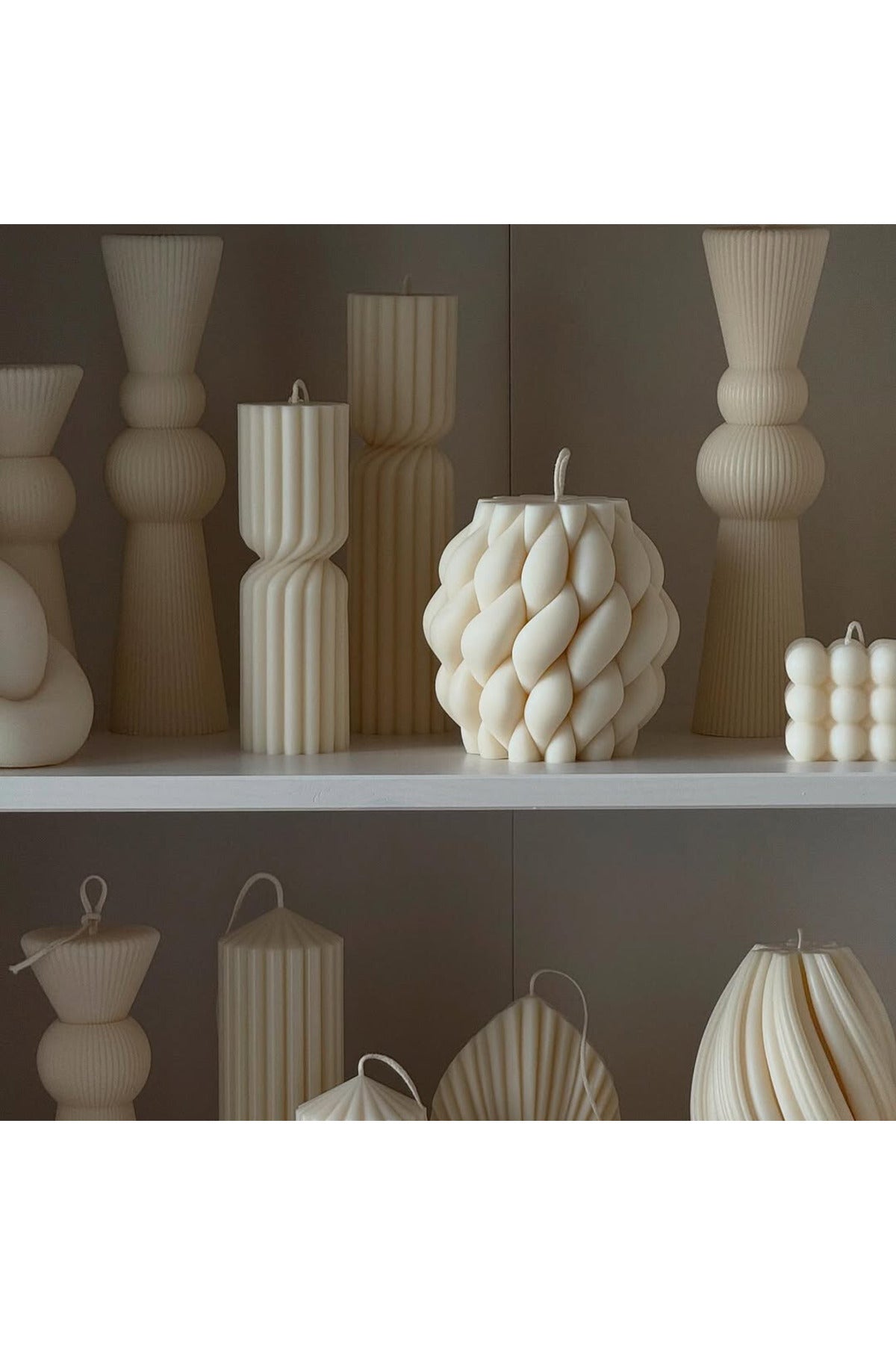 LUMIERI CANDLE El Yapımı Kokusuz Örgü Desenli Dekoratif Kalıp Mum – Kırık Beyaz -20*10