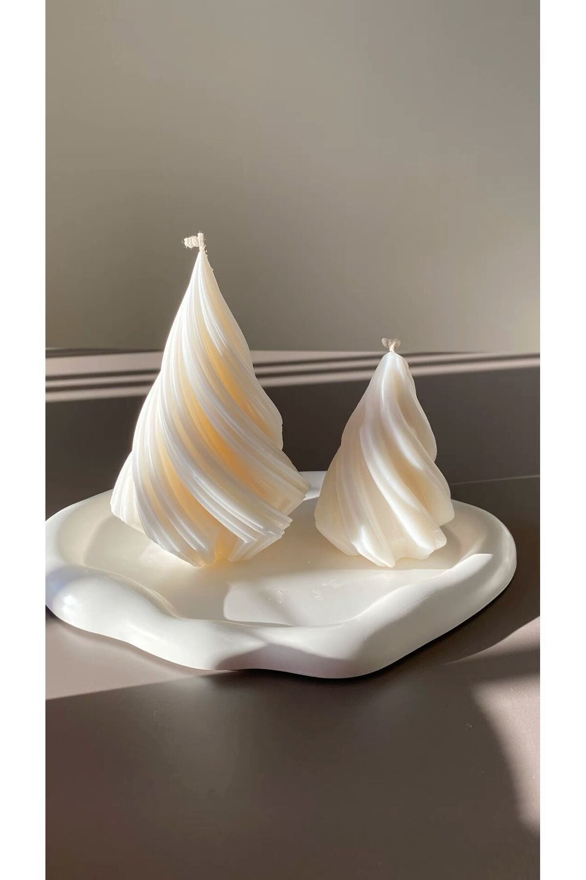 LUMIERI CANDLE El Yapımı Kokusuz Çam Ağacı Yeni Yıl Dekoratif Kalıp – Kırık Beyaz -10-12 cm