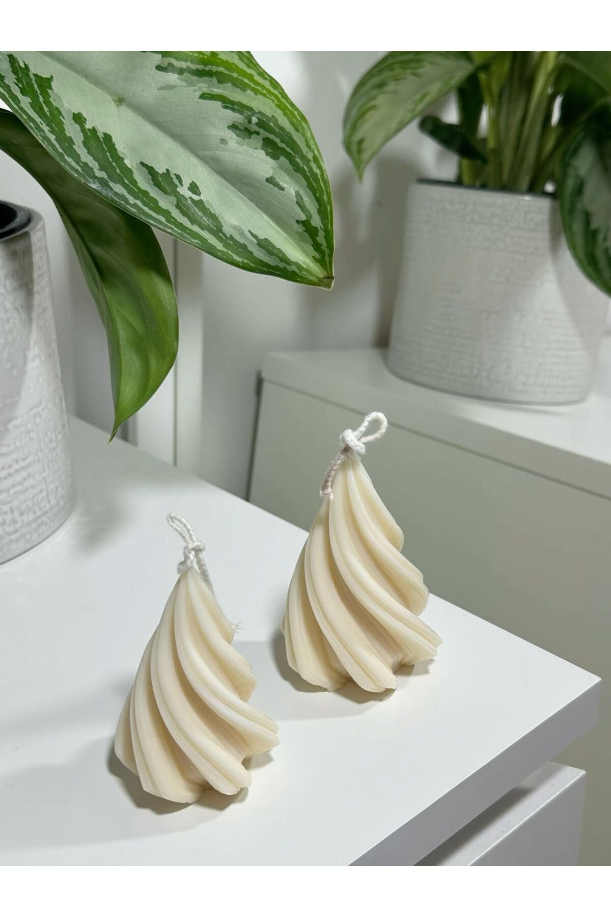 LUMIERI CANDLE El Yapımı Kokusuz Çam Ağacı Yeni Yıl Dekoratif Kalıp – Kırık Beyaz -10-12 cm