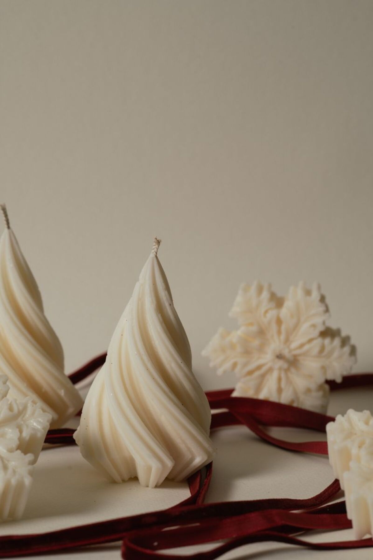 MUM LUMIERI CANDLE El Yapımı Çam Ağacı Yeni Yıl Dekoratif – Kırık Beyaz -10-12 cm-Vanilya kokulu