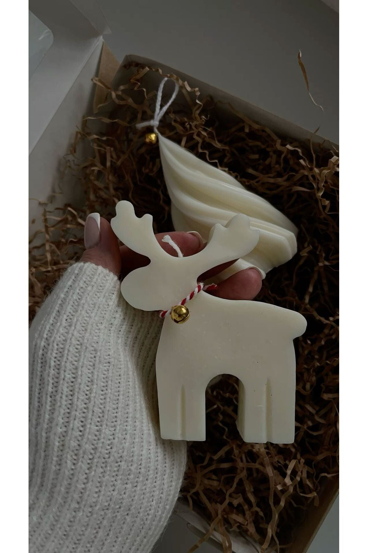 LUMIERI CANDLE Dekoratif Yılbaşı Geyik Mum – Kırık Beyaz, 9-10 cm – Ev & Çam Ağacı Dekor -Vanilya kokulu