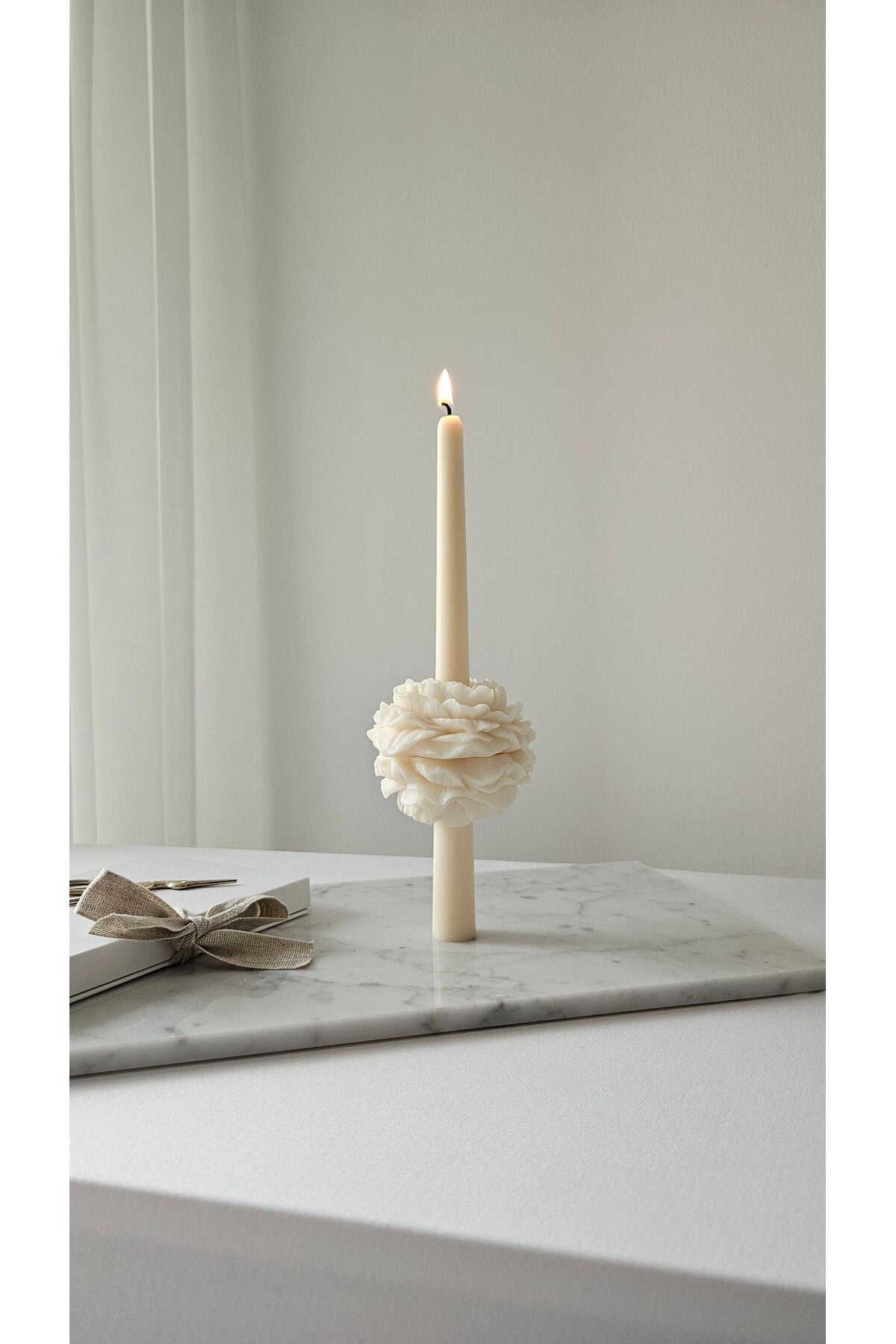 LUMIERI CANDLE El Yapımı Kokusuz Şakayik Çiçekli Şamdanlık Dekoratif Mum– Kırık Beyaz -20*2Cm