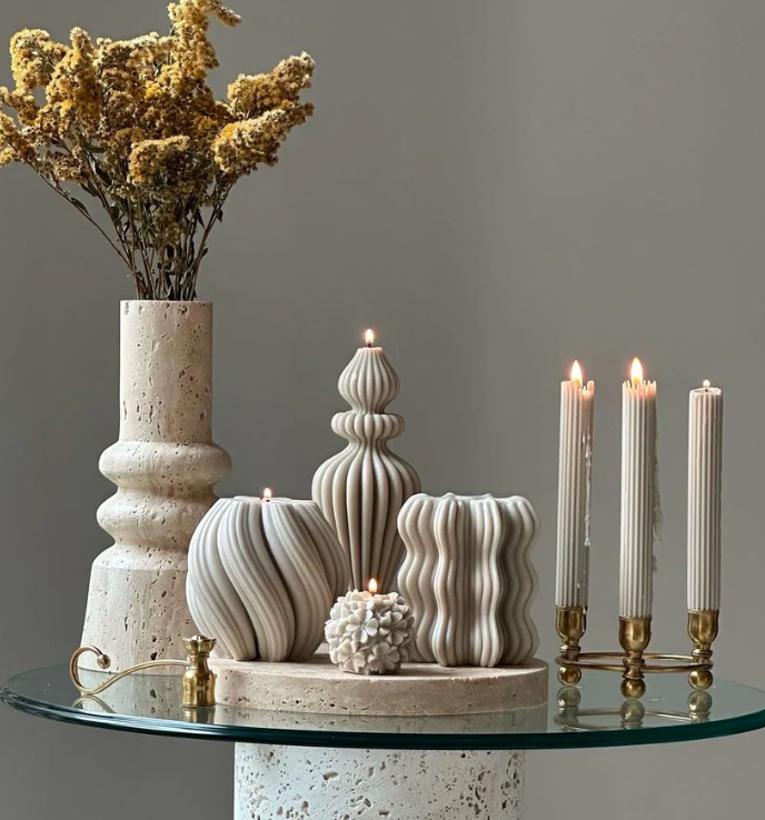 Yuvarlak Dalga model 1 Adet +Marko Vazo model 1 Adet +Dalga model 1 Adet +Şamdanlık Mum 3 Adet + Gül 1 Adet Toplam 7 Parça