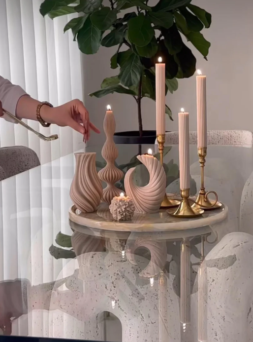 Vazo 1 Adet +Dalgalı Marako Model 1 Adet +Ay Model Mum 1 Adet +Gül 1 Adet +Şamdanlık Mum 3 Adet- Toplam  7 Parça Takım