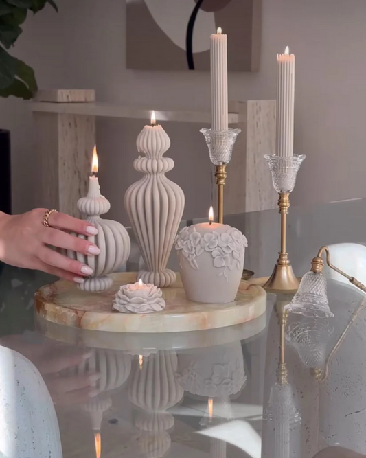 Marako model yuvarlak 1 Adet +Marako model Vazo 1 Adet +Büyük gül 1 Adet +Şakaik gül 1 Adet +Şamdanlık mum 2 Adet - Toplam 6 Parça Takım