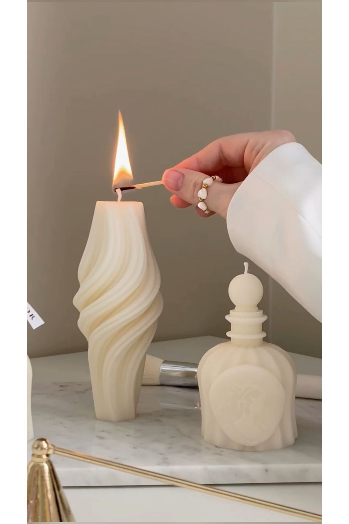 CANDLE El Yapımı Kokusuz Burgulu Vazo Dekoratif Kalıp Mum– Kırık Beyaz -20*7 cm