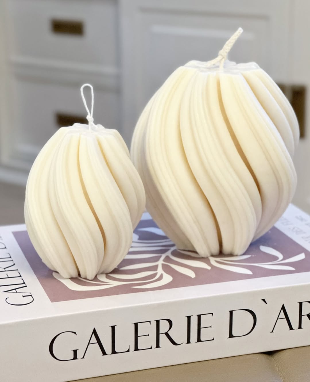 El Yapımı Dekoratif Burgu Desenli  Mum  Kırık Beyaz 10*10 cm