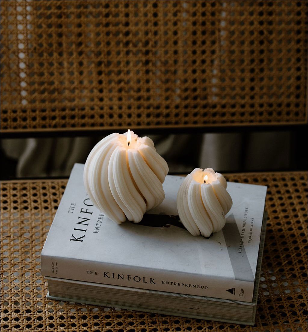 El Yapımı Dekoratif Burgu Desenli  Mum  Kırık Beyaz 10*10 cm