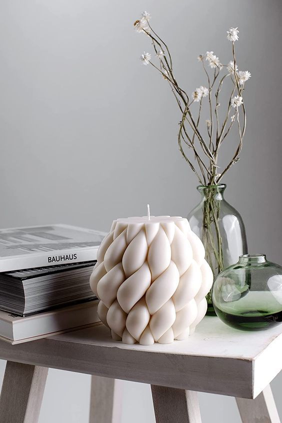 LUMIERI CANDLE El Yapımı Kokusuz Örgü Desenli Dekoratif Kalıp Mum – Kırık Beyaz -20*10