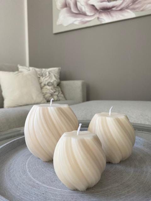 Lumieri Candle El Yapımı Dekoratif Burgu Desenli Mum Kırık Beyaz 10*10 cm 3'lü