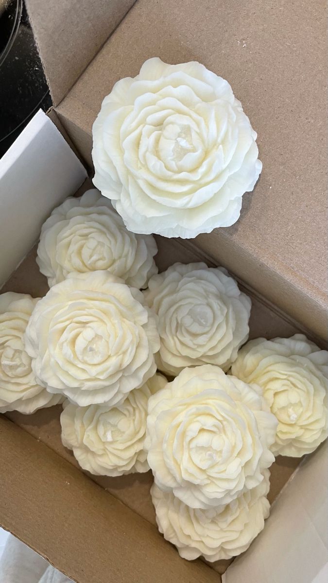 Lumieri Candle El Yapımı Kokusuz Açmış Şakayik Gül Dekoratif Mum– Vanılya Kokulu-Kırık Beyaz -7 cm 9'lü