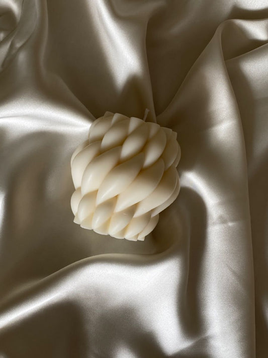 LUMIERI CANDLE El Yapımı Kokusuz Örgü Desenli Dekoratif Kalıp Mum – Kırık Beyaz -20*10