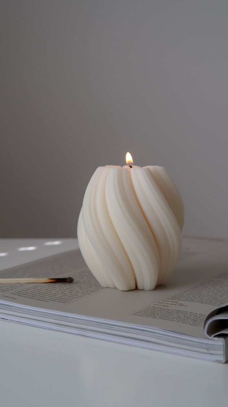 Lumieri Candle El Yapımı Kokusuz Çokgen Dekoratif Mum-Şakayık Çiçek- Şamdanlık Mum -Burgu Desen- Kırık Beyaz 6'lı