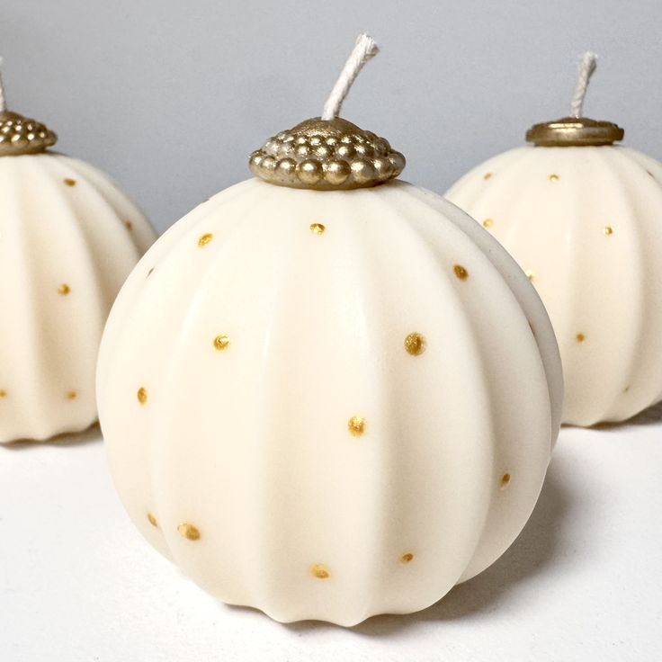 CANDLE El Yapımı Yeni Yıl Kabartma Çizgili Küre Dekoratif Mum – Beyaz 5*4 Vanilya Kokulu