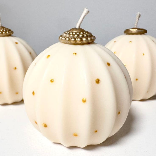 CANDLE El Yapımı Yeni Yıl Kabartma Çizgili Küre Dekoratif Mum – Beyaz 5*4 Vanilya Kokulu