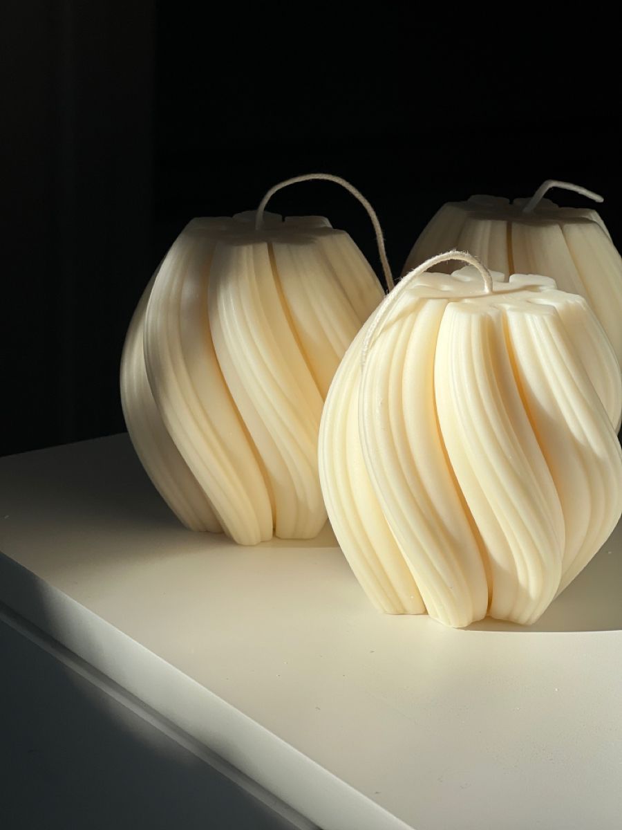 Lumieri Candle El Yapımı Dekoratif Burgu Desenli Mum Kırık Beyaz 10*10 cm 3'lü