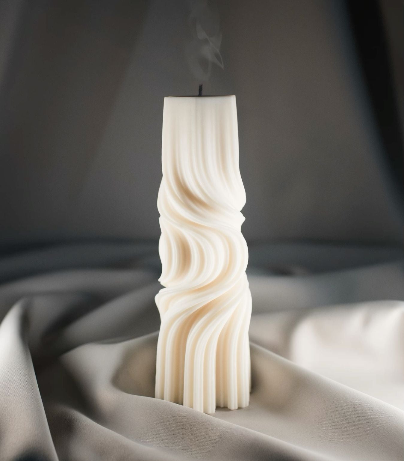 LUMIERI CANDLE El Yapımı Kokusuz Dalga Desenli Dekoratif Kalıp Mum – Beyaz -20*7