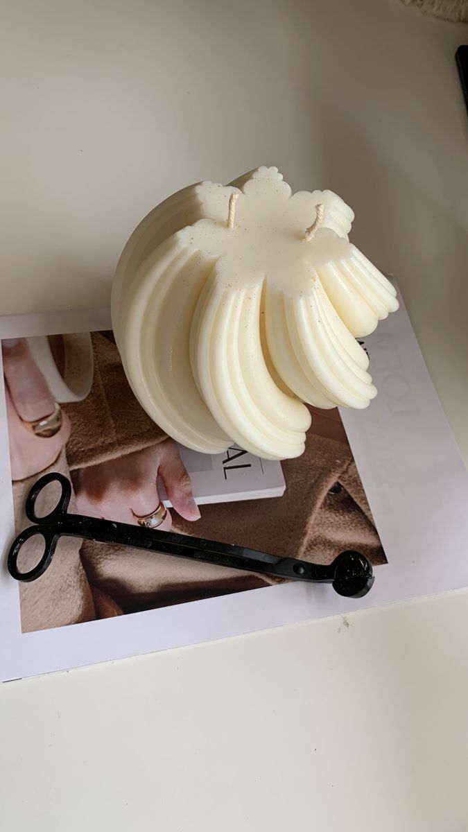 Lumieri Candle El Yapımı Dekoratif Burgu Desenli Mum Kırık Beyaz 10*10 cm 3'lü