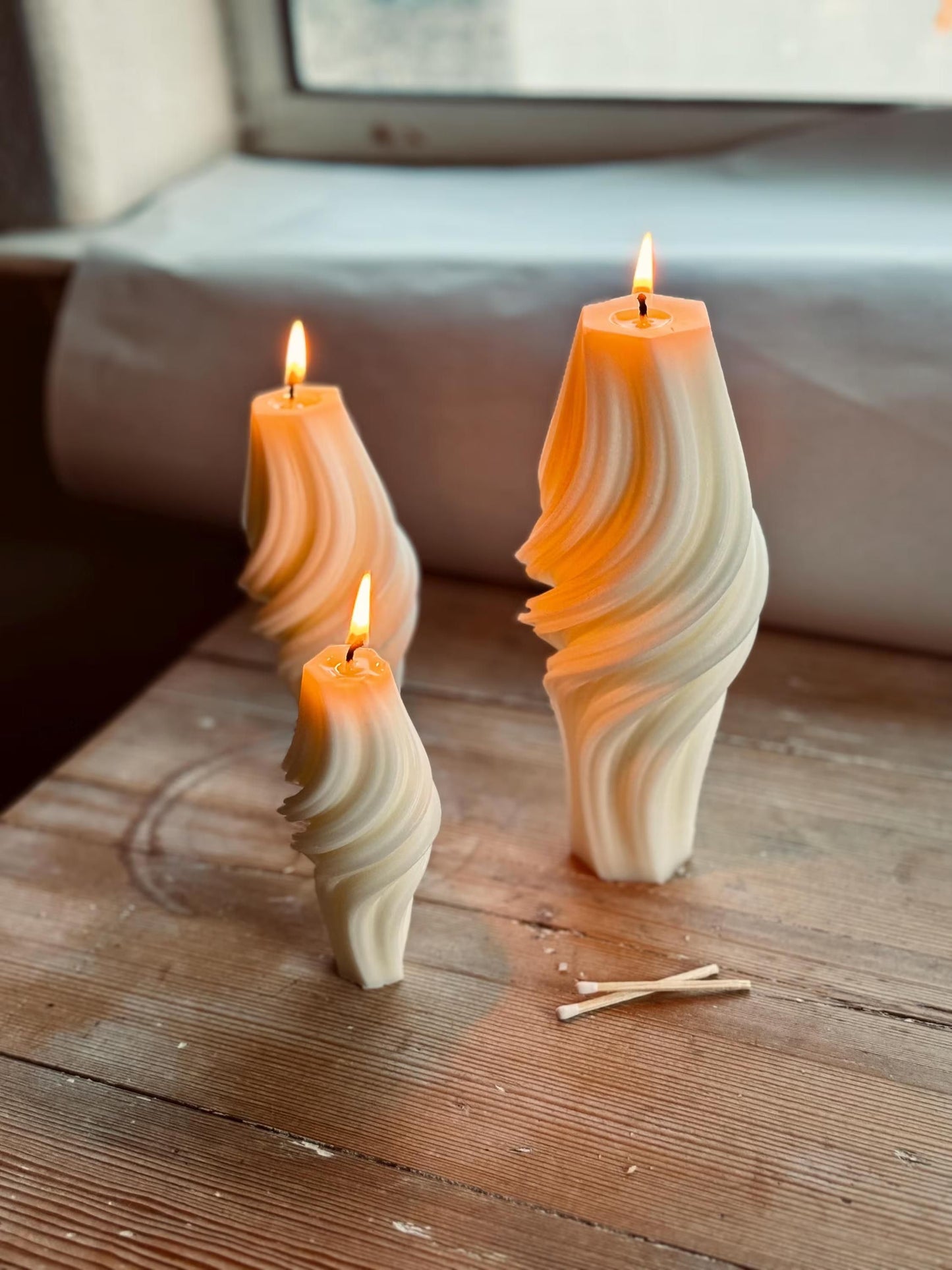 CANDLE El Yapımı Kokusuz Burgulu Vazo Dekoratif Kalıp Mum– Kırık Beyaz -20*7 cm