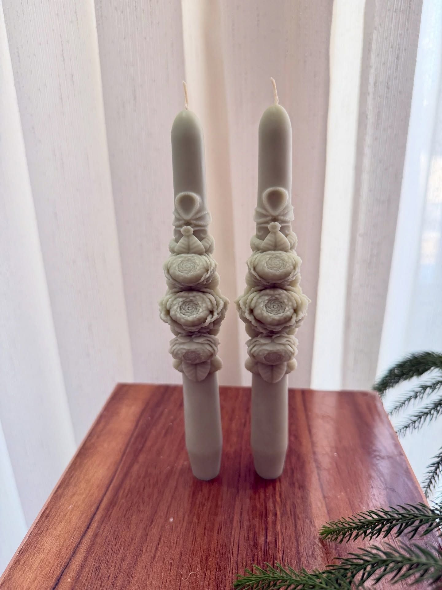 CANDLE El Yapımı Gül Desenli Dekoratif Soya Wax Mum – Kabartmalı Şamdanlık Mum Gri – 2’li 18 cm