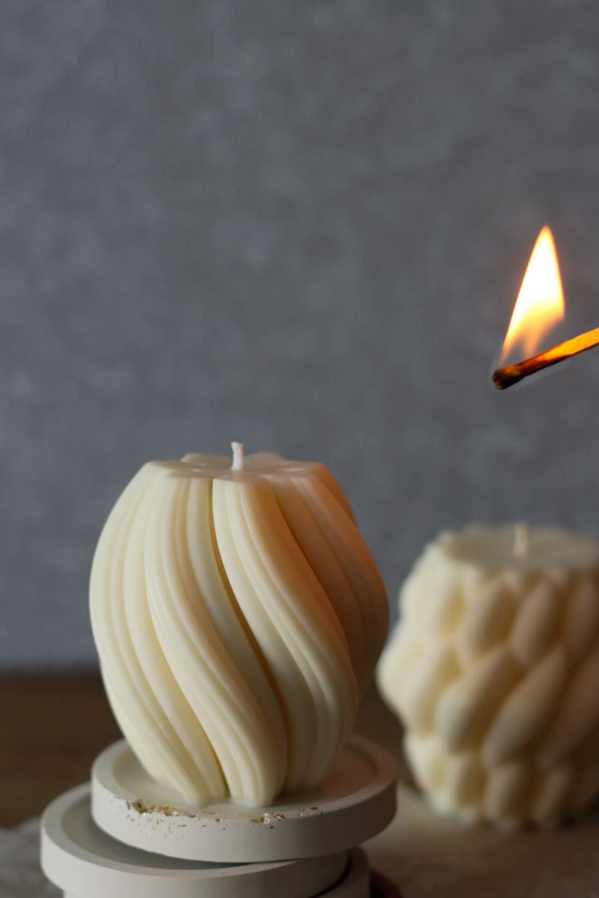 El Yapımı Dekoratif Burgu Desenli  Mum  Kırık Beyaz 10*10 cm